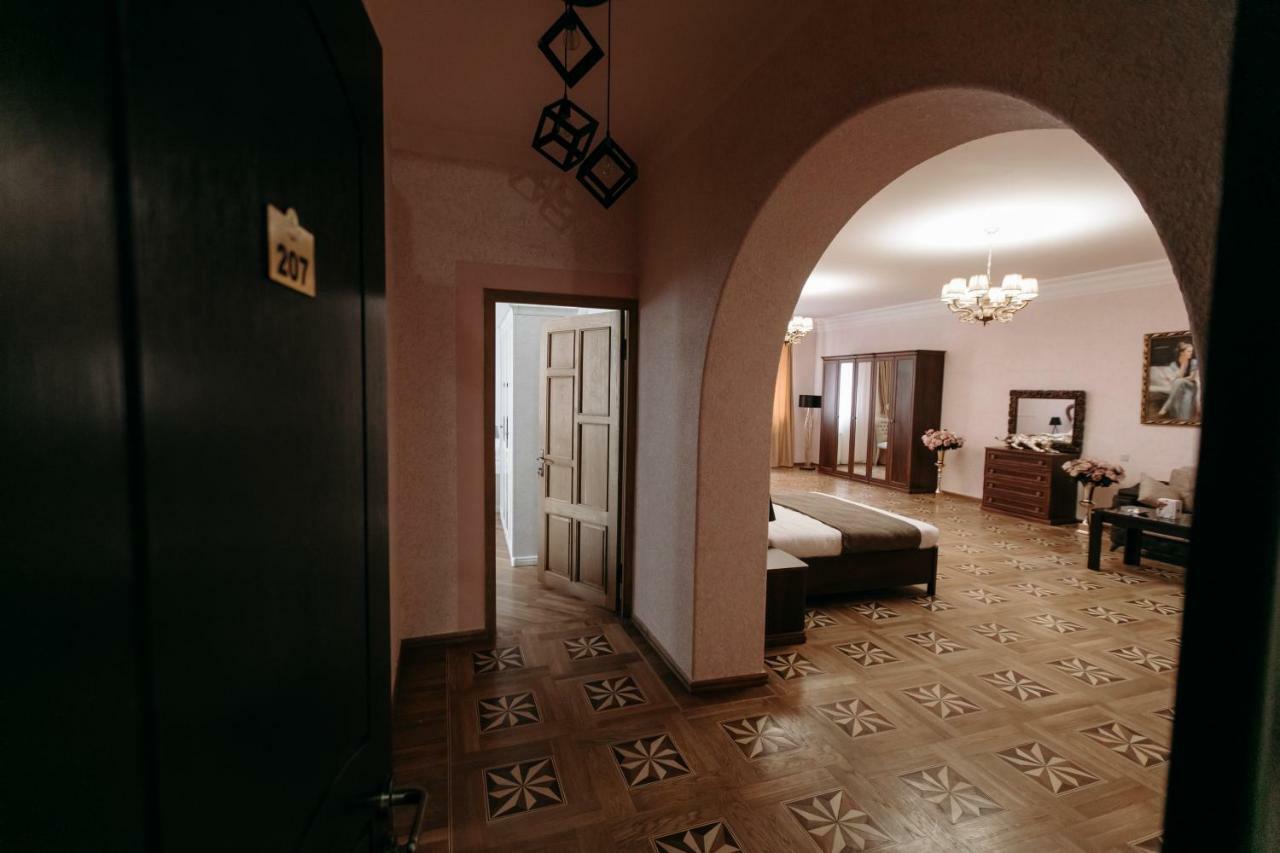 Castle Family Hotel Yerevan Exterior photo