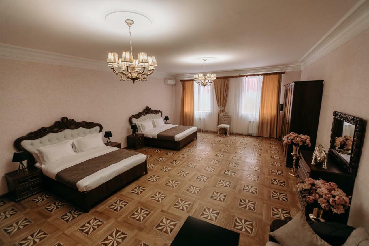 Castle Family Hotel Yerevan Exterior photo